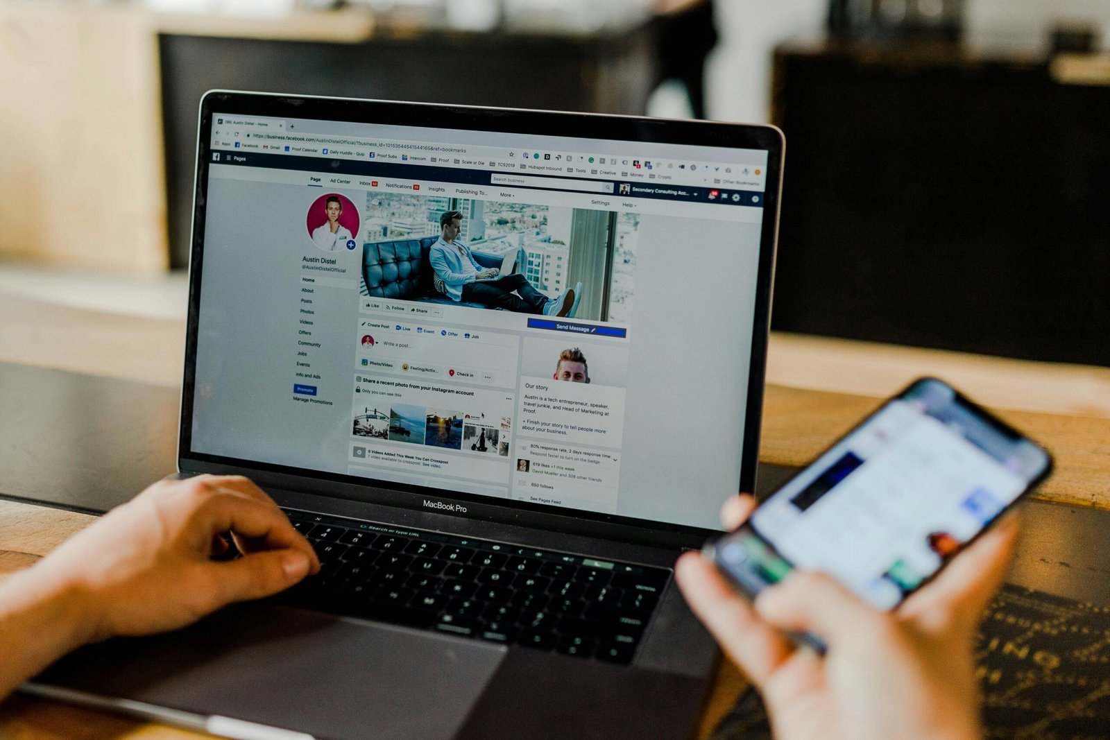 Social Media Manager freelance che lavora serena al computer grazie alla semplicità del regime forfettario.